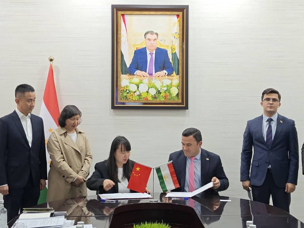 ВОХУРИИ НАМОЯНДАГОНИ ПАЛАТАИ САВДО ВА САНОАТИ ҶУМҲУРИИ ТОҶИКИСТОН ВА БЮРОИ САВДОИ НОХИЯИ ВЭНСЗЯНИ ВИЛОЯТИ ЧЭНДУИ ҶУМХУРИИ МАРДУМИИ ЧИН